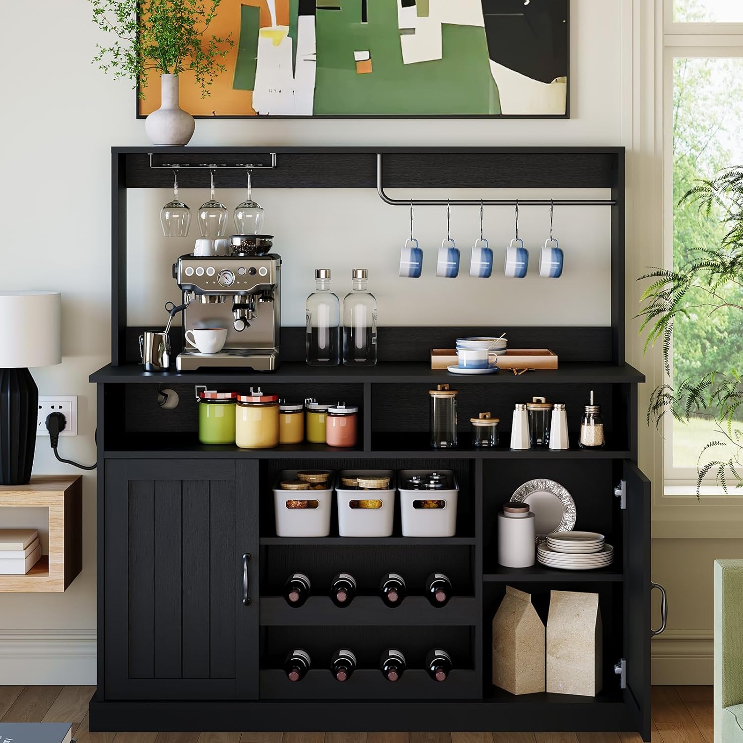 Home Bar And Cabinet - ファームハウスコーヒーバーキャビネット（47インチ）、5つのフック付き、電源コンセント付きビュッフェキャビネット、ゴブレットホルダー、カスタマイズ可能