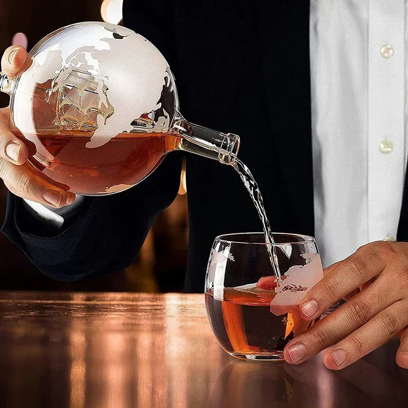 Decanter Globe Set - グローブ型ウイスキーデキャンタセット、鉛フリークリスタルガラス製、帆船が内蔵、木製スタンド付き、ウイスキーグラスとボトル、ホームバーの装飾に