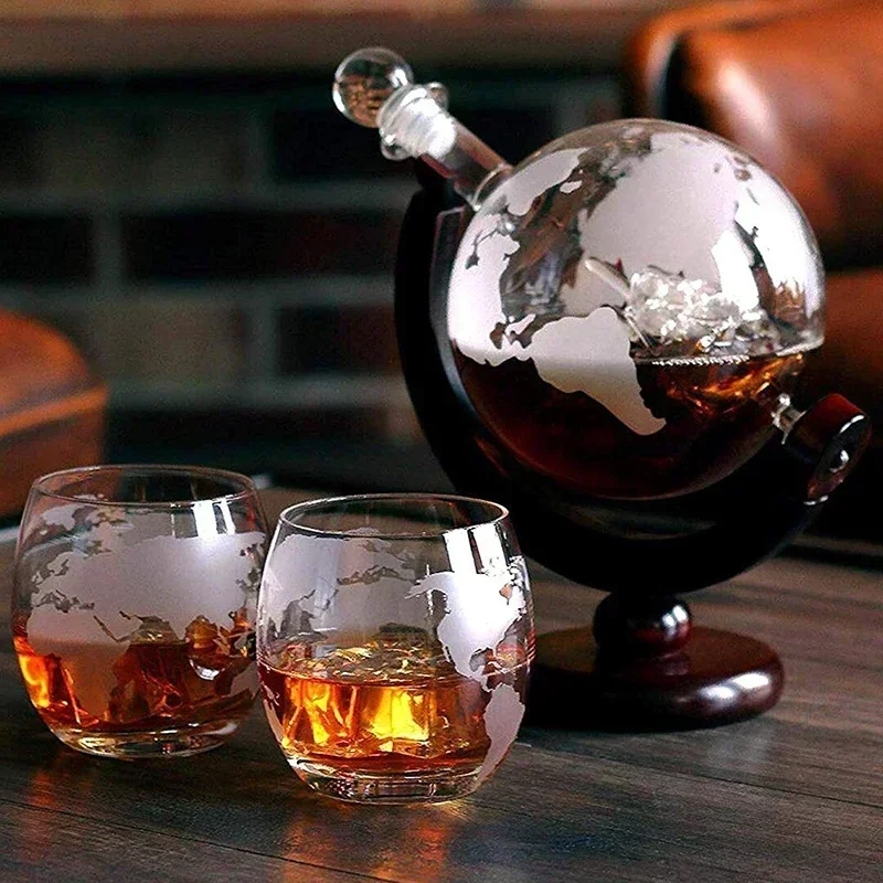 Decanter Globe Set - クリエイティブな地球のディテール,鉛フリーのカラフ,絶妙な木のスタンド,2つのアルコールとヒマワリのディテール,グレードのギフト付き