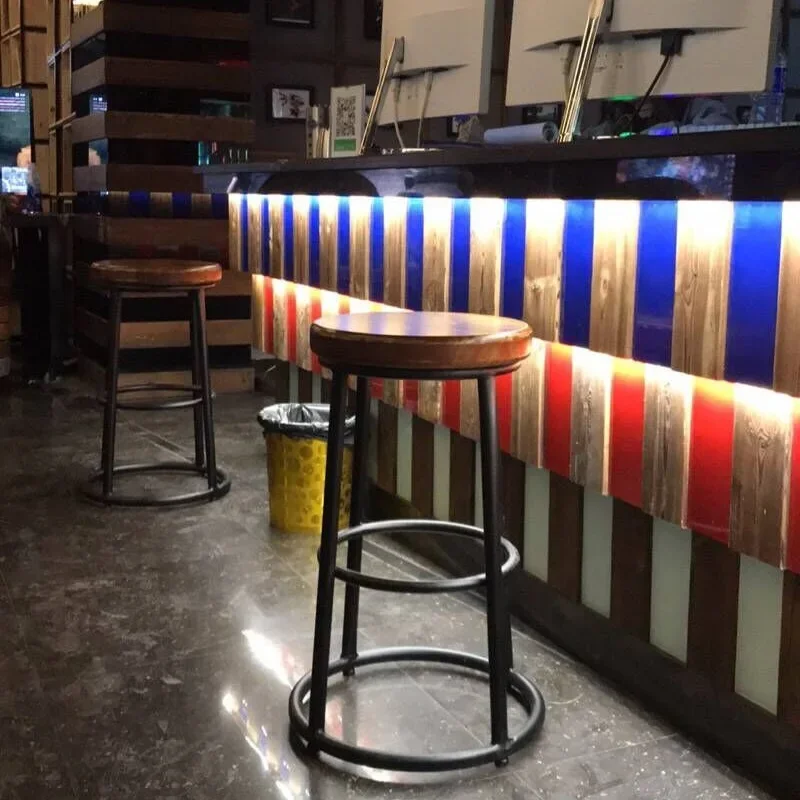 アメリカンレトロアイアンハイフットバースツール、無垢材座席、 - Home Bar Seating のレビューと価格